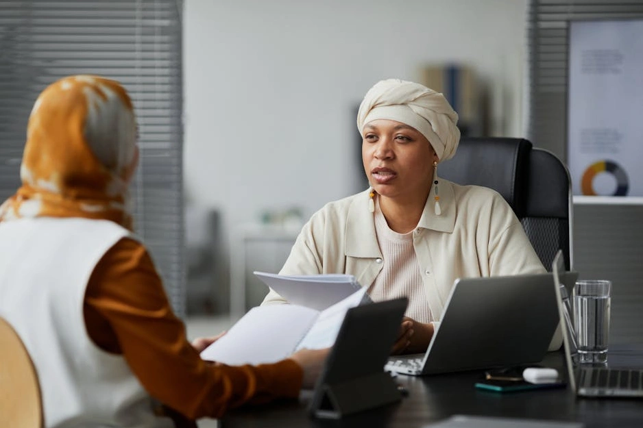 Konzultant probírá strategii s klientem u notebooku.